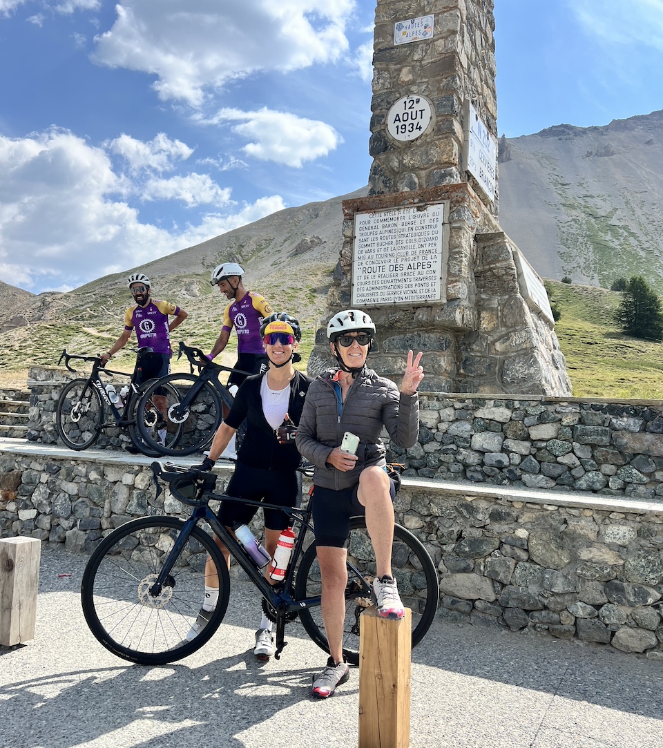 Pascale Chollet y su bicicleta eléctrica durante su travesía por los Alpes