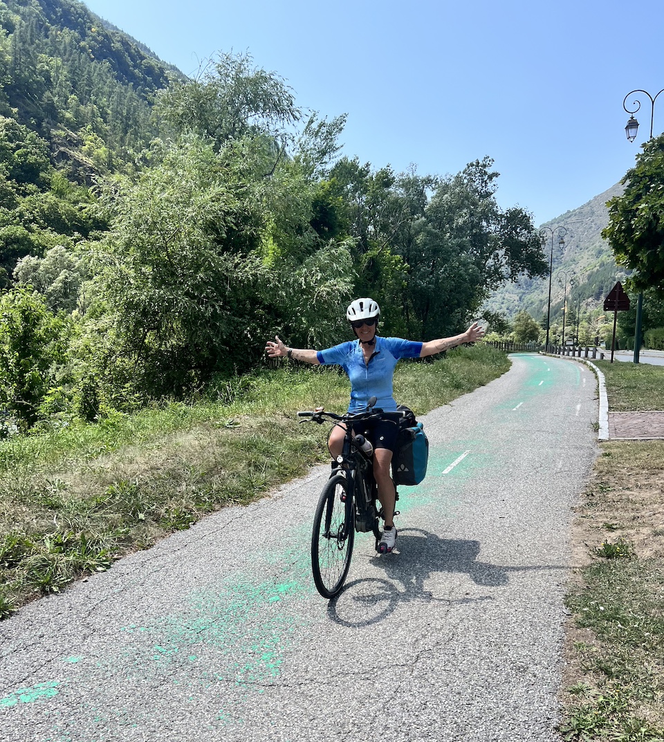 Pascale Chollet en un viaje en bicicleta por la Ruta de los Grandes Alpes