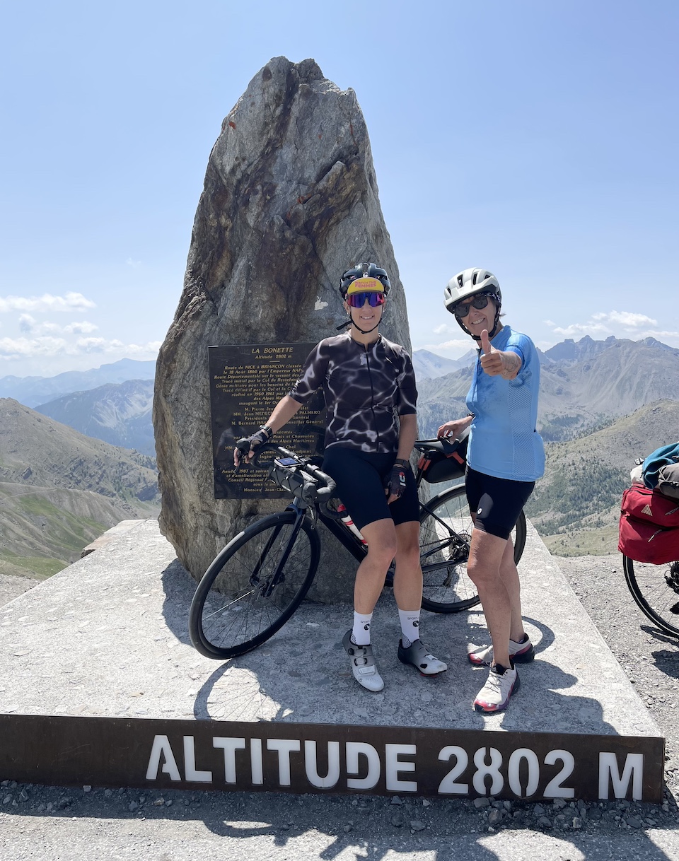 Pascale Chollet en bicicleta por los Alpes