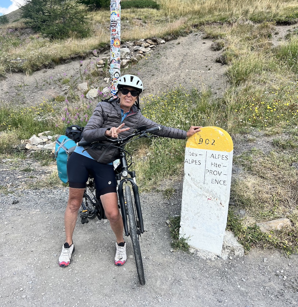 Pascale Chollet en bicicleta en Vars, en la Ruta de los Grandes Alpes