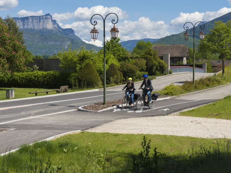Vélo utilitaire piste cyclable Metz-Tessy 150517-1-© Dep74 - L. Guette