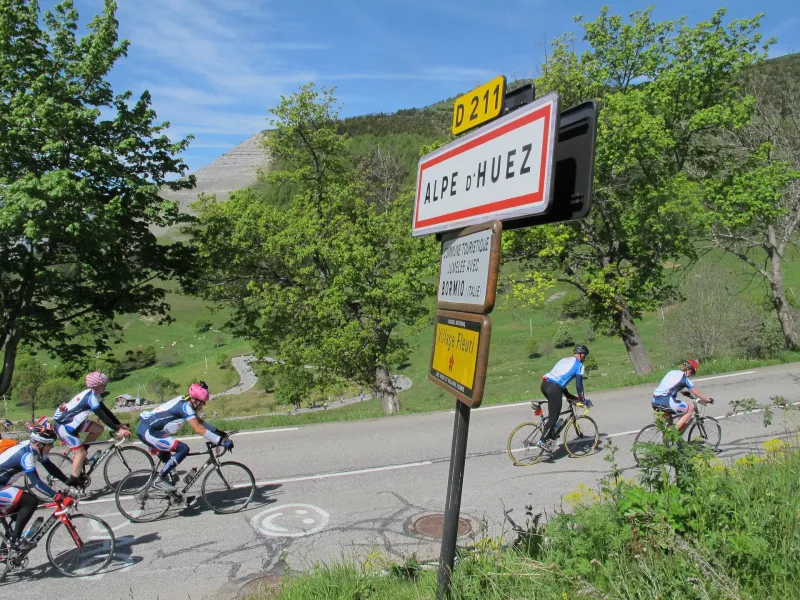 Cartel de Alpe D'Huez con ciclistas