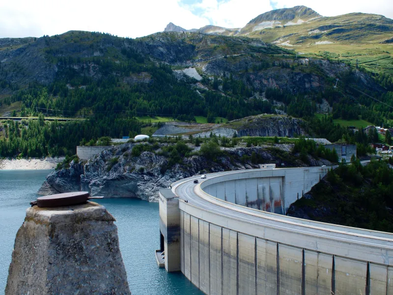 La presa de Tigne y el lago de Chevril