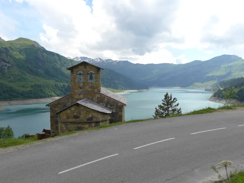 Capilla y lago Roselend