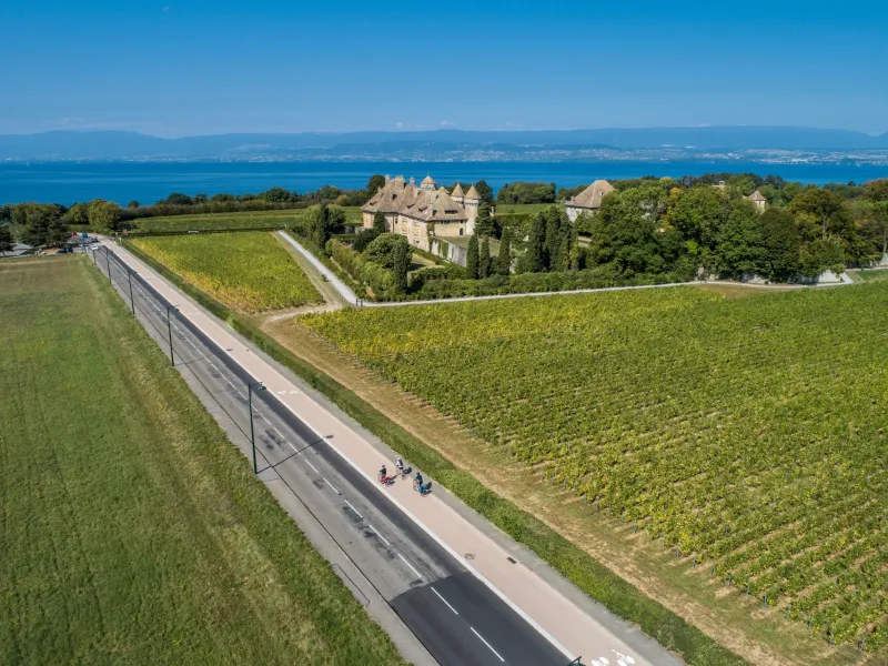 Ciclistas frente al castillo de Ripaille en Thonon-les-bains