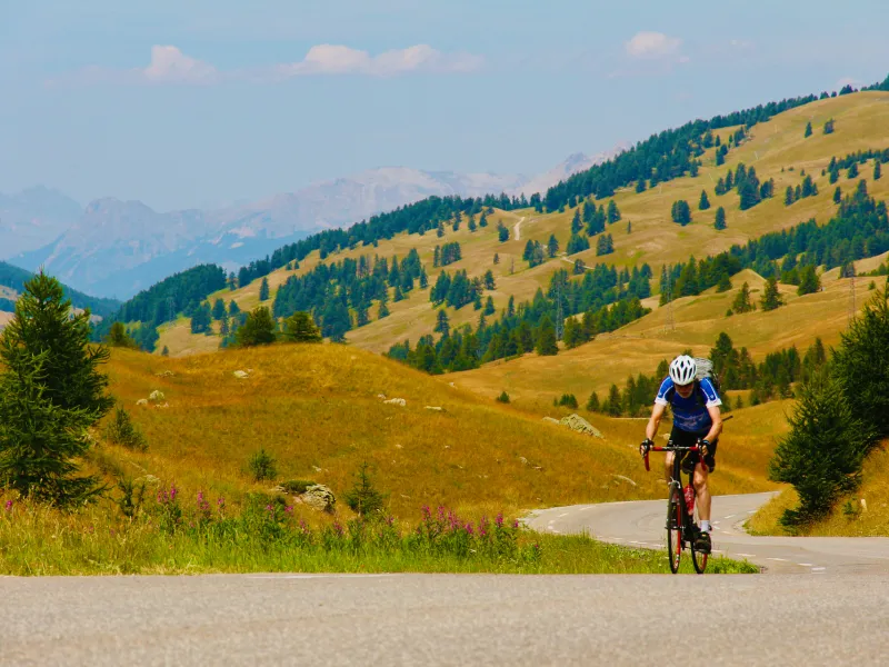 Ciclista en el Col de Vars en la RGA