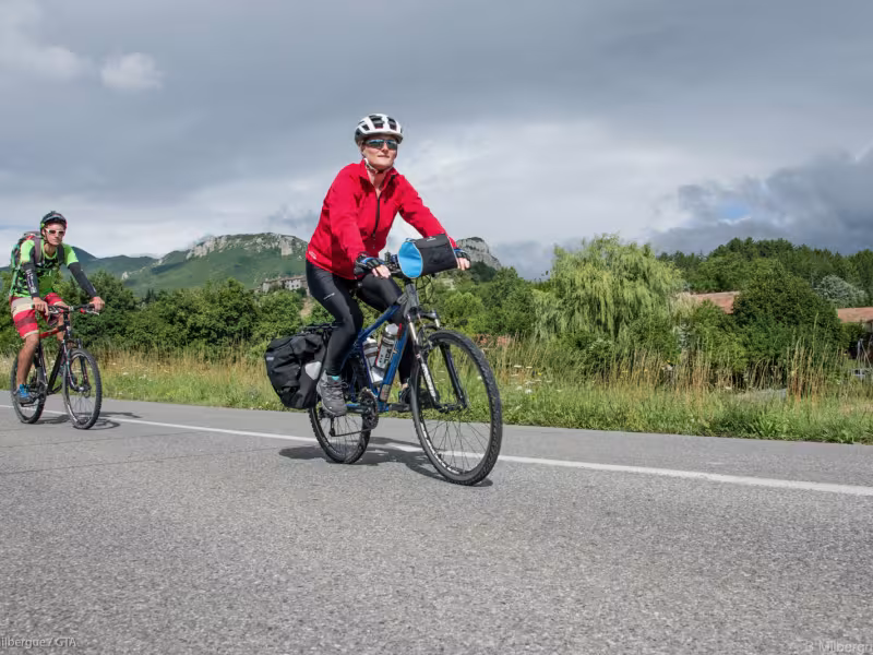 Pareja en bicicleta por las carreteras de las Baronnies provenzales