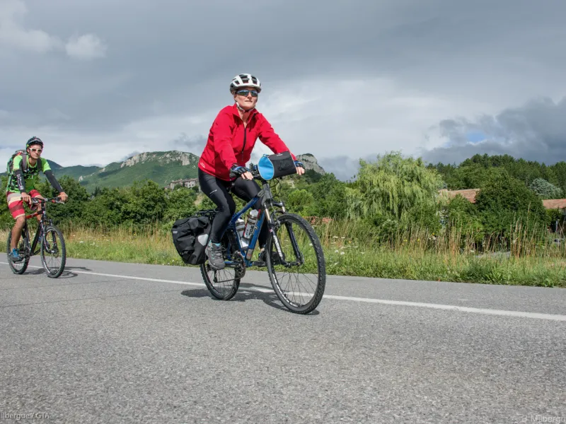 Pareja en bicicleta por las carreteras de las Baronnies provenzales