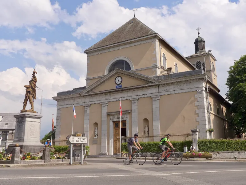 Ciclistas frente a la iglesia Saint-Jean-Baptiste de Taninges