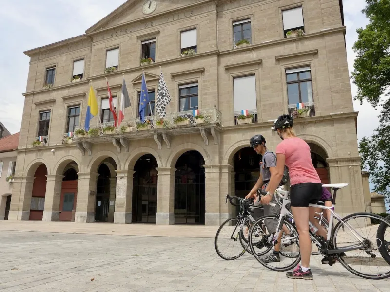 Salida de la Route des Grandes Alpes en bicicleta frente al ayuntamiento de Thonon-les-Bains