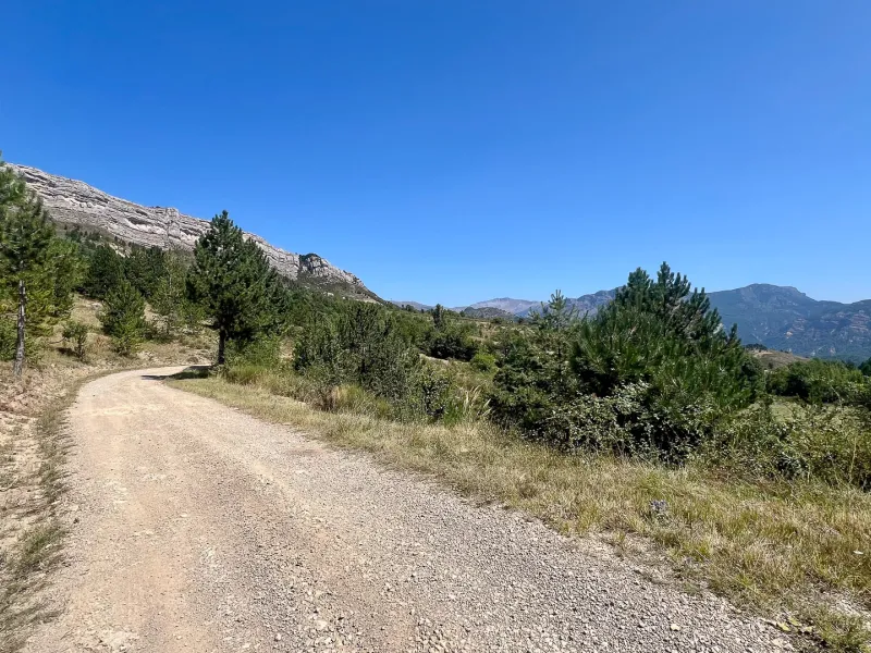 Escalada en grava en el macizo de Monges, entre Sisteron y Digne-les-Bains
