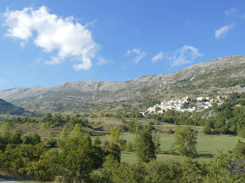 Pueblo de Coursegoules en la vertiente sur del Quirón