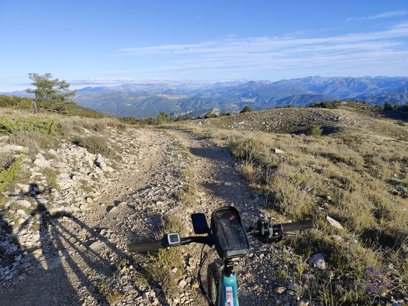 Vista del Mercantour desde las mesetas de Préalpes d'Azur