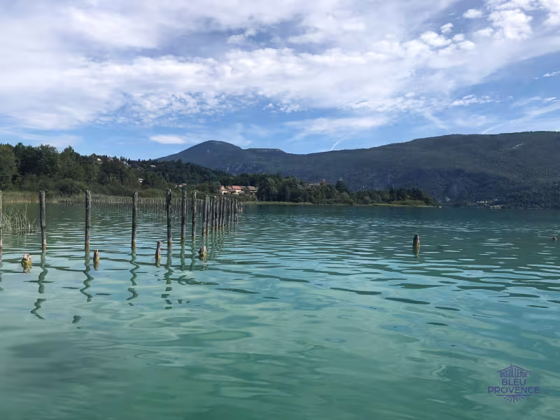 Aguas cristalinas del lago de Aiguebelette en Lépin-le-Lac