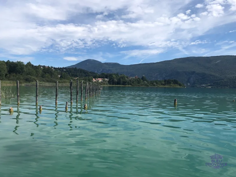 Aguas cristalinas del lago de Aiguebelette en Lépin-le-Lac