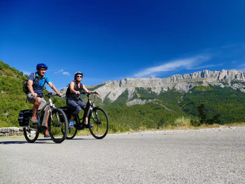 Acantilados escarpados en los Prealpes de Digne
