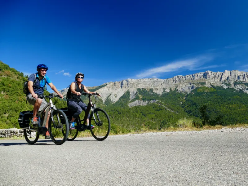 Acantilados escarpados en los Prealpes de Digne