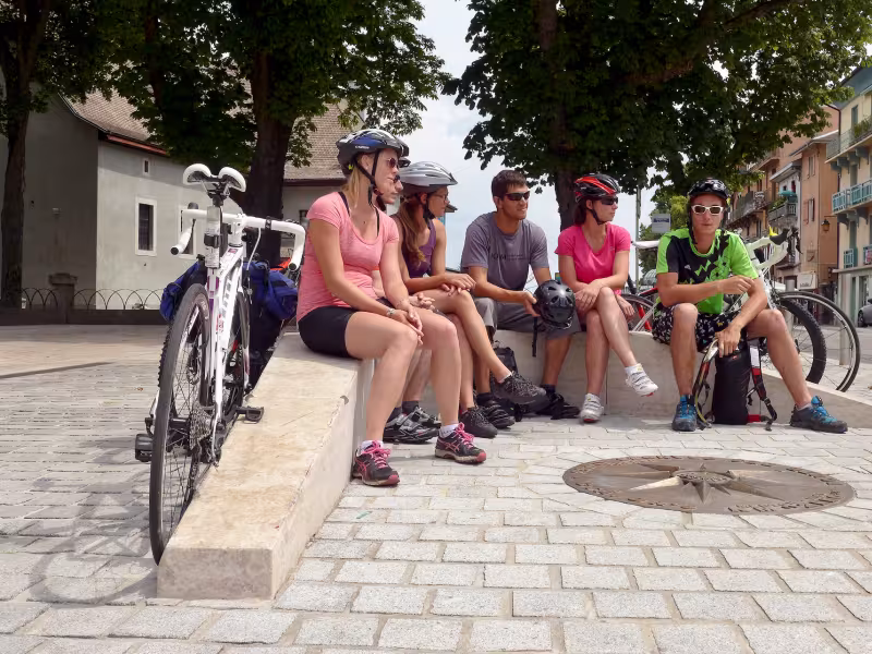 Grupo que sale de la Route des Grandes Alpes en bicicleta