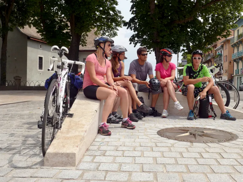 Grupo que sale de la Route des Grandes Alpes en bicicleta