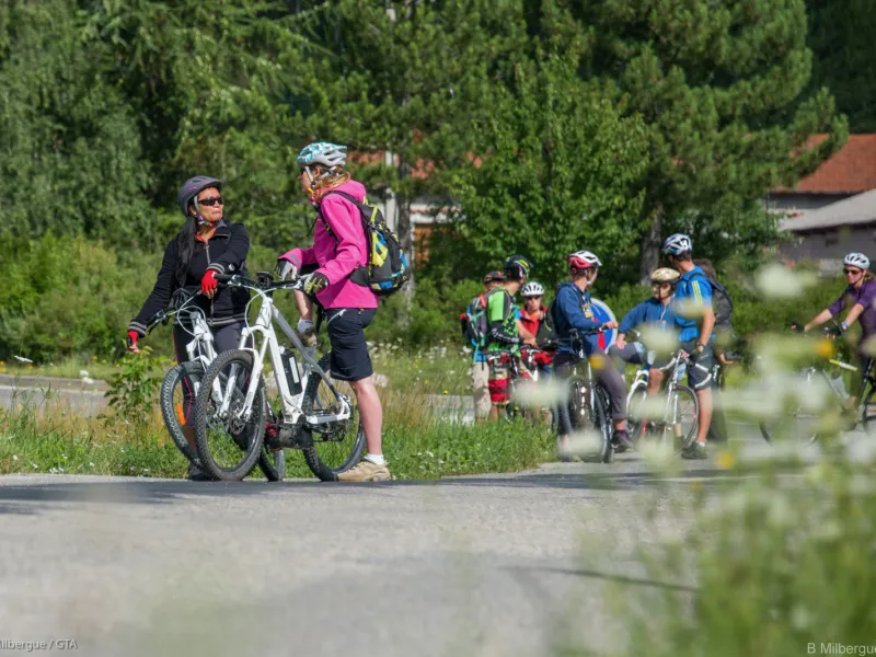 Grupo de ciclistas en las P'tites Routes du Soleil