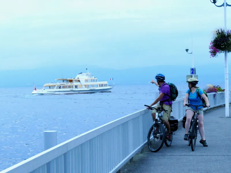 Salida de un barco por el lago Lemán desde el puerto de Thonon-les-Bains