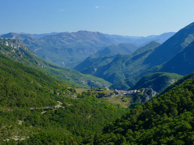 El valle de Esteron y el pueblo de Le Mas