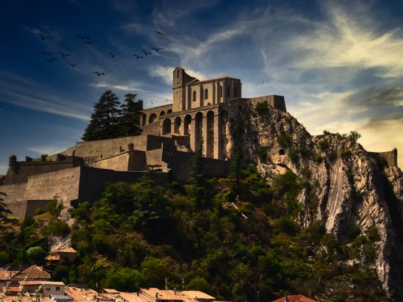 La majestuosa ciudadela de Sisteron señala la llegada a los Alpes de Alta Provenza