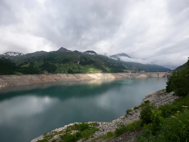 Lago en la presa de Chevril en Tignes