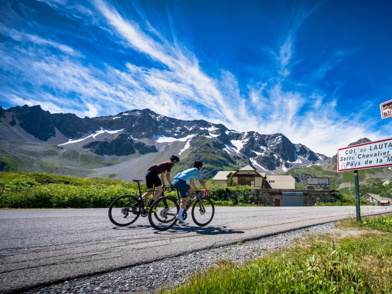 Ciclistas en el Col du Lautaret de la Ruta de los Grandes Alpes