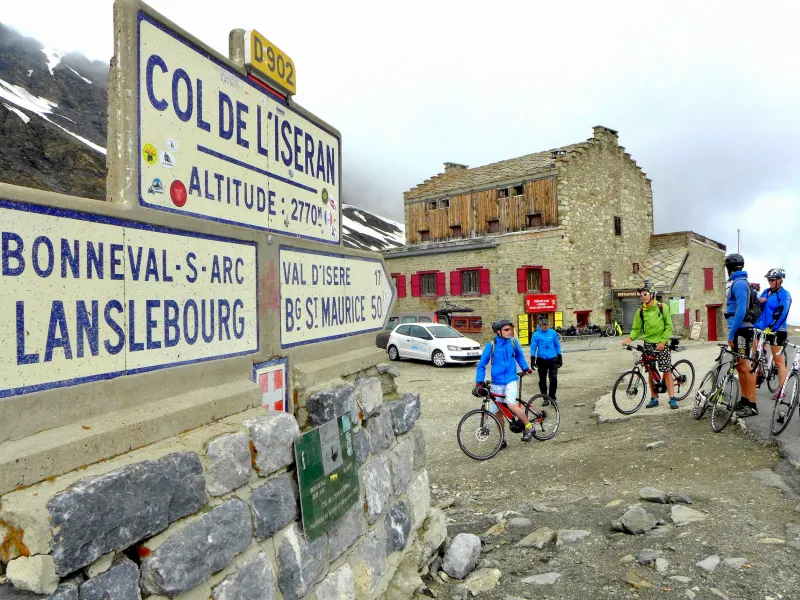 En bicicleta hasta la cima del Col de l'Iseran, el puerto de montaña más alto de Europa y Santo Grial de los ciclistas