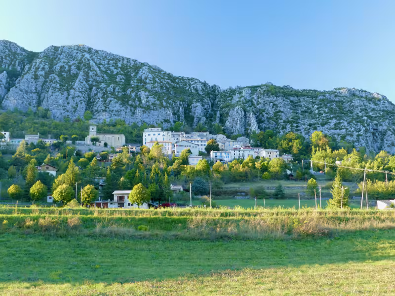 El pueblo de Saint-Auban en los Alpes Marítimos