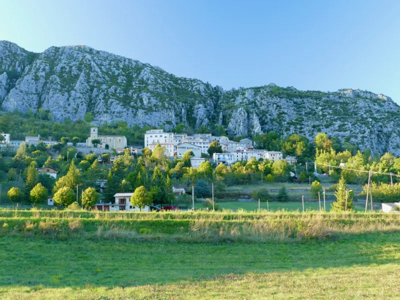 El pueblo de Saint-Auban en los Alpes Marítimos