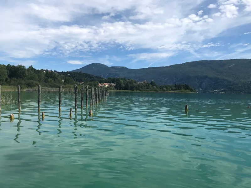 Las aguas cristalinas del lago de Aiguebelette en Lepin-le-Lac