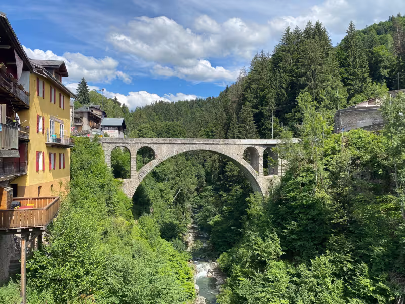Puente sobre el Arly en Flumet