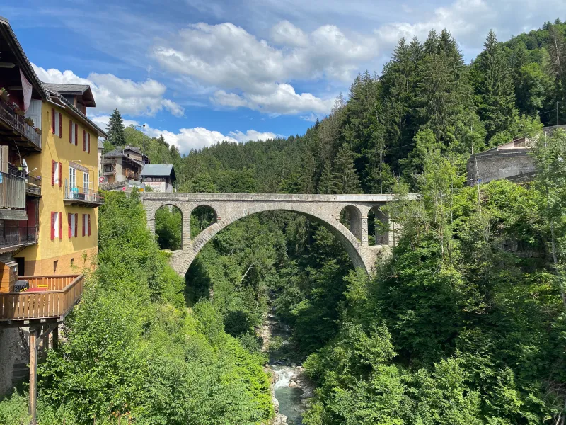 Puente sobre el Arly en Flumet