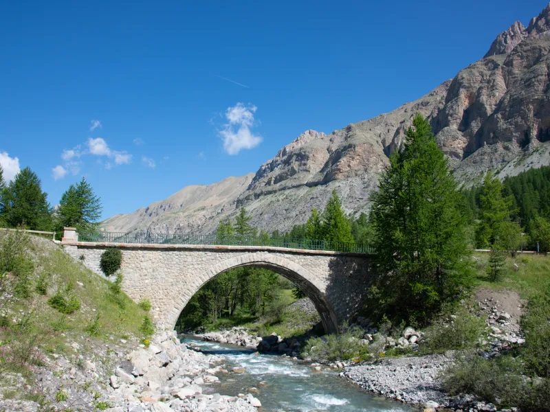 Puente sobre el Bachelard en la subida al Col de la Cayolle