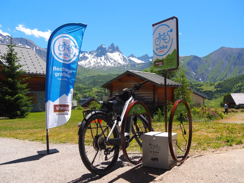 Recargar la bicicleta con vistas a las Agujas de Arves