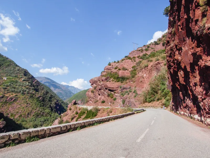 Rocas de colores en las gargantas de los Alpes Marítimos