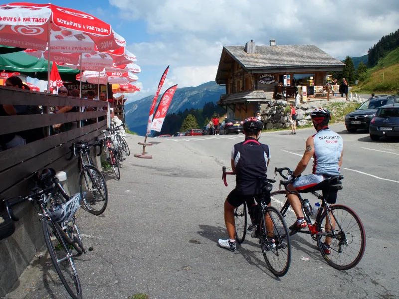 Souvenirs y tiendas en el Col de la Colombière (1613 metros)