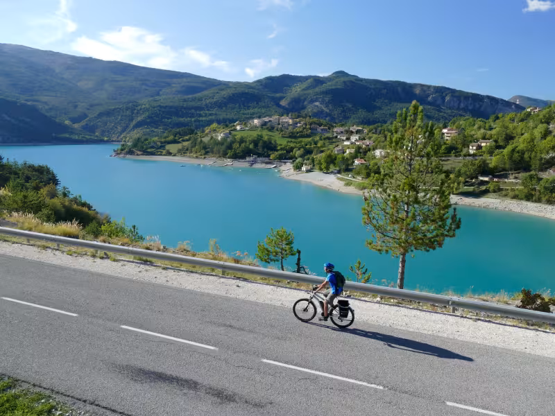 A orillas del lago de Castillon, en Saint-Julien-du-Verdon