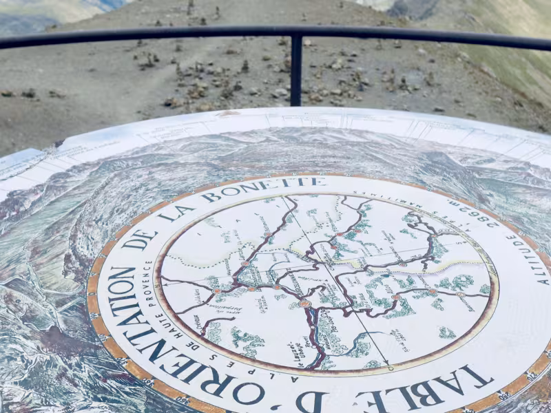 Mesa de orientación en la Cime de la Bonette, la Ruta más alta de Europa