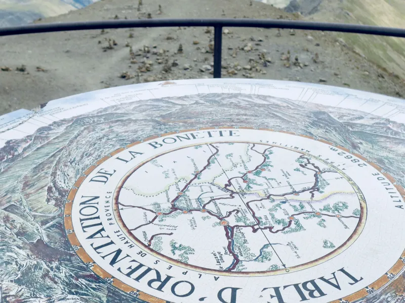 Mesa de orientación en la Cime de la Bonette, la Ruta más alta de Europa