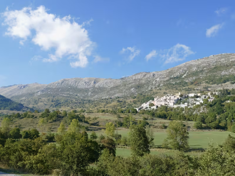 Pueblo de Coursegoules en la vertiente sur del Quirón
