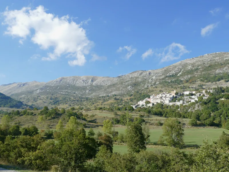 Pueblo de Coursegoules en la vertiente sur del Quirón