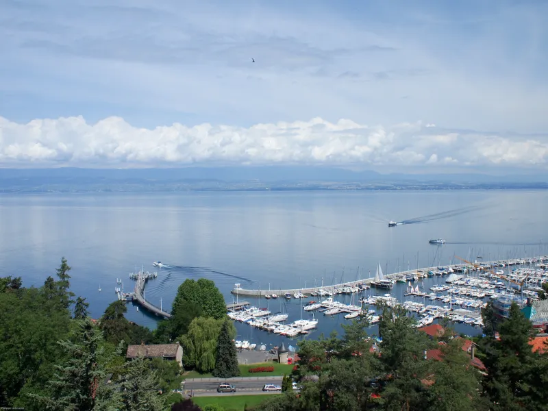 Vista del lago Lemán y del puerto de Thonon-les-Bains