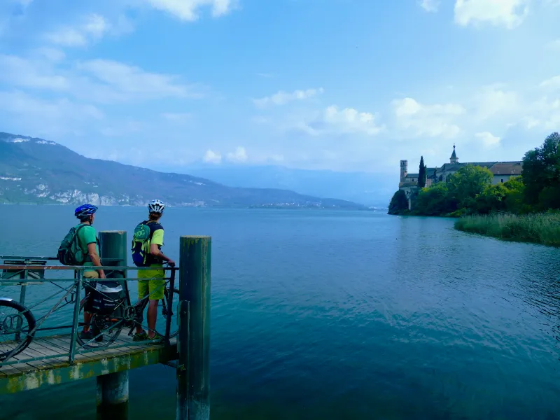 Vista de la abadía de Hautecombe desde el puerto