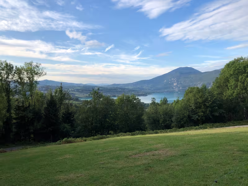 Vista del Lac d'Aiguebelette subiendo hacia Dullin