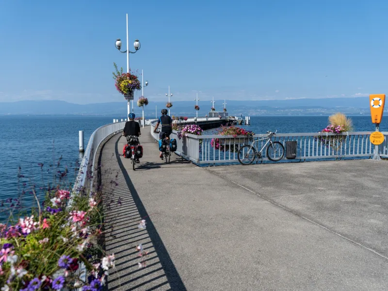 Ciclistas en el muelle de Thonon-les-Bains