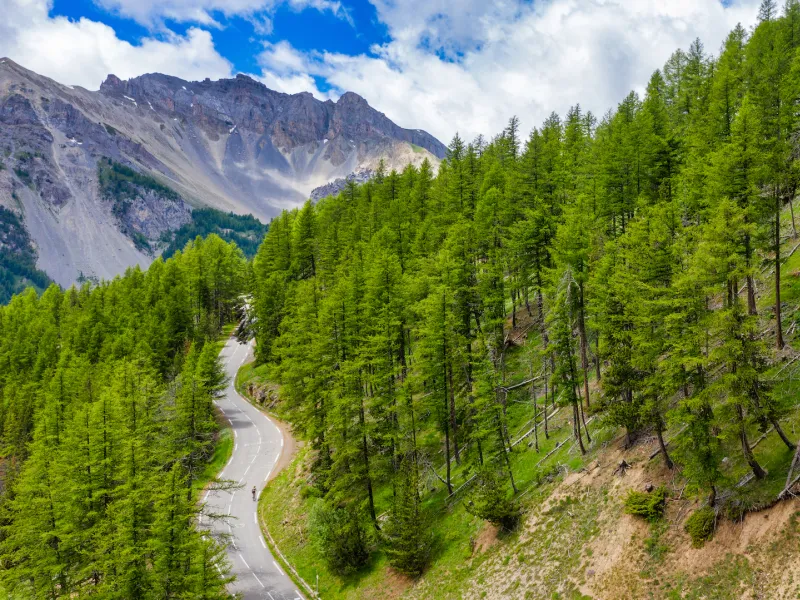 Primeras curvas cerradas en el Col d'Izoard por encima de Cervières