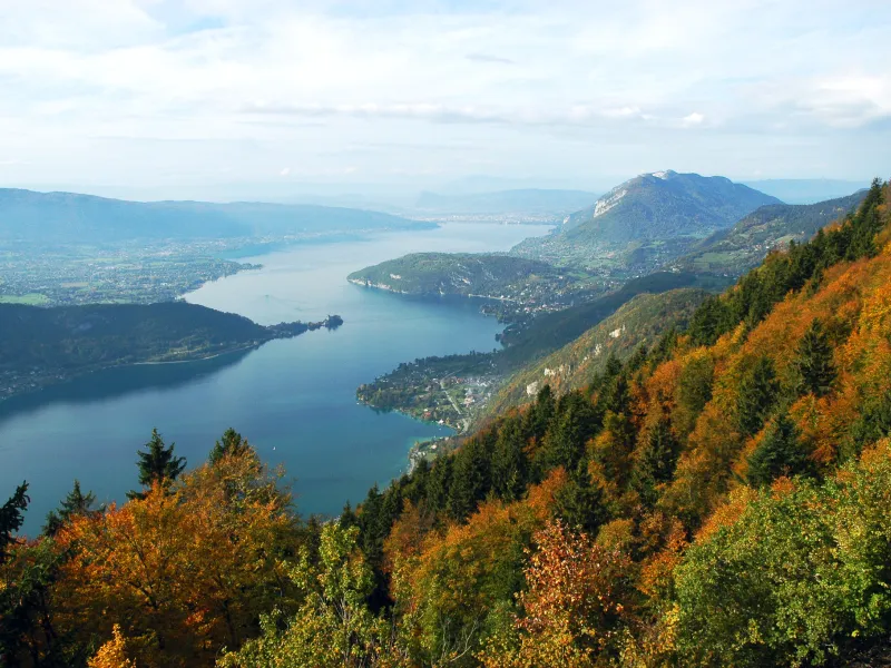 Las aguas cristalinas del lago de Annecy